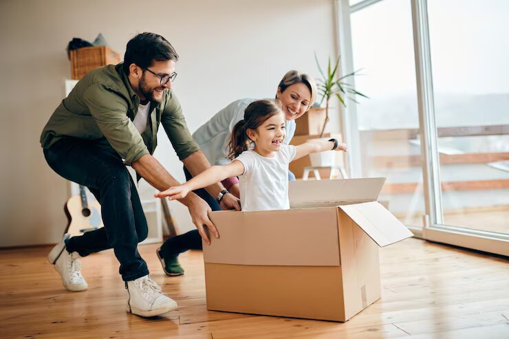 hija-feliz-divirtiendose-sus-padres-mientras-muda-apartamento-nuevo_637285-12378 hija-feliz-divirtiendose-sus-padres-mientras-muda-apartamento-nuevo_637285-12378